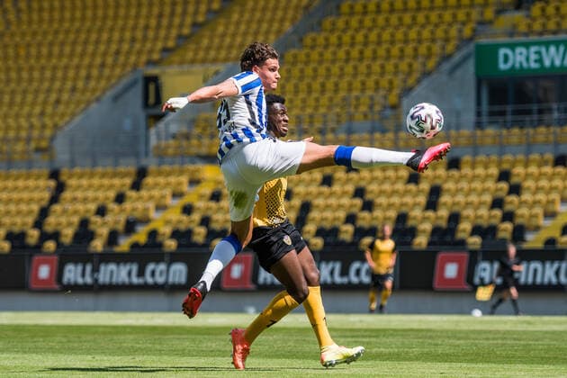 Bilder des Jahres 2020, Sport 08 August Sport Themen der Woche KW32 Dresdens Agyemang Diawusie (rechts) gegen Omar Rekik (links); Testspiel SG Dynamo Dresden - Hertha BSC U23; Fußball; 3. Liga; Saison 2019 2020; Sommervorbereitung; Rudolf-Harbig-Stadion; Dresden; 09. August 2020; *** Dresdens Agyemang Diawusie right against Omar Rekik left Test match SG Dynamo Dresden Hertha BSC U23 Football 3 Liga Season 2019 2020 Summer preparation Rudolf Harbig Stadion Dresden 09 August 2020