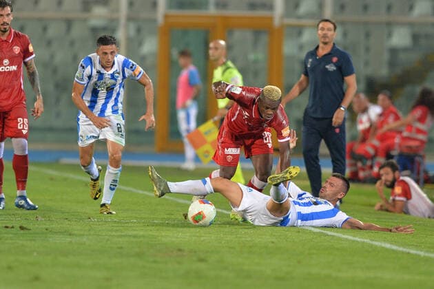 Photo Fabio Urbini LaPresse Aug 10, 2020 Pescara (PE) Italy soccer Pescara vs Perugia - Italian Football Championship League BKT 2019 2020 - Giovanni Cornacchia stadium. In the pic:memushaj Pescara vs Kouan Perugia  Copyright: xFabioxUrbini LaPressex