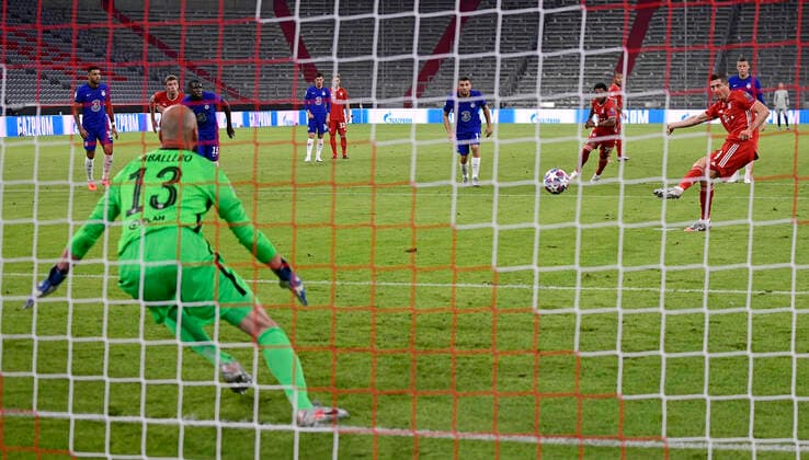 08 08 2020, FC Bayern Muenchen FC Chelsea 08 08 2020, Fussball Championsleague 2019 2020, Round of 16, FC Bayern Muenchen FC Chelsea, in the Allianz Arena Munich Goal to 1 0 per penalty kick, Goalscorer Robert Lewandowski re , Bayern Munich against Goalkeeper Willy Caballero FC Chelsea Photo Bernd Feil M i S Pool Only for journalistic purposes Only for editorial use According to the regulations of the DFL Deutsche Fußball Liga it is prohibited to use or have used photographs taken in the stadium and or of the match in the form of sequence images and or video-like photo sequences DFL regulations prohibit any use of photographs as image sequences and or quasi video National and international NewsAgencies OUT Munich Bavaria Germany Poolfoto ,EDITORIAL USE ONLY