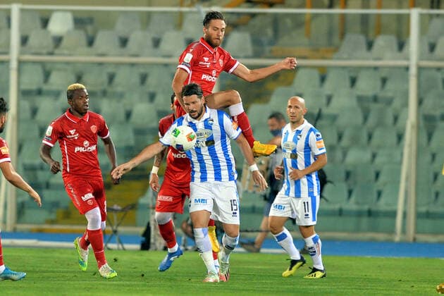 Photo Fabio Urbini LaPresse Aug 10, 2020 Pescara (PE) Italy soccer Pescara vs Perugia - Italian Football Championship League BKT 2019 2020 - Giovanni Cornacchia stadium. In the pic: Falasco Perugia vs Maniero Pescara  Copyright: xFabioxUrbini LaPressex