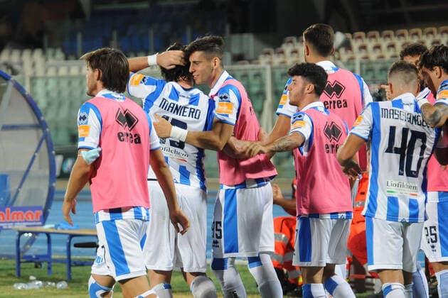 Photo Fabio Urbini LaPresse Aug 10, 2020 Pescara (PE) Italy soccer Pescara vs Perugia - Italian Football Championship League BKT 2019 2020 - Giovanni Cornacchia stadium. In the pic:Maniero Pescara celebrates goal  Copyright: xFabioxUrbini LaPressex