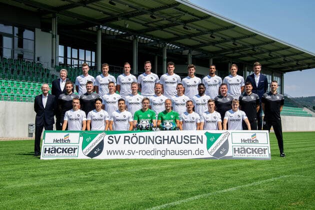 10 08 2020 Football, Regionalliga West, 2020 2021, Portrait of SV Rödinghausen Rear row L R Horst Finkemeier Patrons , Jannik Mause, Rick ten Voorde, Tobias Reithmeir, Daniel Flottmann, Julian Wolff, Enzo Wirtz, Yassin Ibrahim, Jonathan Riemer, Alexander Müller Managing Director MITTLERE REIHE L R Ernst Wilhelm Vortmeyer Mayor , Tobias Beine Athletics Coach , Thore Patzki Physiotherapist , Fynn Arkenberg, Angelo Langer, Patrick Kurzen, Joerie Church, Ba Muaka Simakala, Roy Elferink Goalkeeping Coach , Dennis Freund Co-Trainer , Nils Drube Front Line Coach L R Henrik Winkelmann, Seung Won Lee, Nico Buckmaier, Michael Sebald, Jan Schönwälder, Christian Derflinger, Sebastian Haut, Adrian Wanner Rödinghausen North Rhine-Westphalia Germany Häcker Wiehenstadion