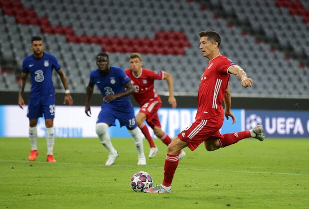 FC Bayern Munich Chelsea FC Robert Lewandowski FC Bayern Munich scores the goal Goal Score for the 1 0 penalty kick UEFA Championsleague Quarterfinal Return Match FC Bayern Munich Chelsea FC Season 2019 2020 Photo Stefan Matzke sampics Pool via Revierfoto Only for journalistic use Only for editorial use NO SECONDARY RE SALE WITHIN 48h AFTER KICK OFF Munich Bayern Germany Poolfoto Stefan Matzke sampics Pool via Revierfoto ,EDITORIAL USE ONLY