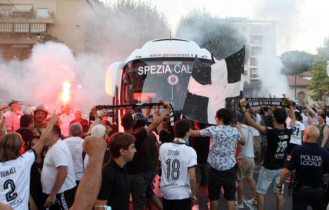 Photo LaPresse - Tano Pecoraro 11 August 2020 City La Spezia - (Italy) Soccer Spezia vs Chievo Italian Football Championship League BKT 2019 2020 - "Alberto Picco " Stadium in the pic: i tifosi dello spezia incitano la squadra prima della partita  Copyright: xTanoxPecoraro LaPresse LaPresse x