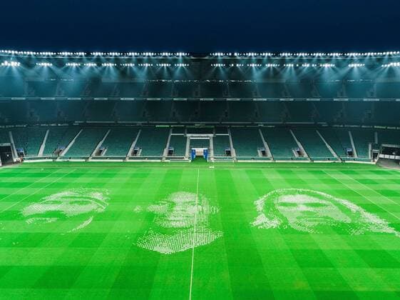 The pitch at Twickenham Stadium has been transformed into a stunning portrait featuring three of Premiership Rugby?s star players today (12th August 2020). The giant rugby art, the largest outdoor painting ever created in the UK, was unveiled to celebrate the restart of Gallagher Premiership Rugby on Friday 14 th August when Harlequins take on Sale Sharks at 7:45pm, just 200 metres away. The artwork features Harlequins player, Joe Marler; Saracens? Maro Itoje, as well as Sale Sharks? Rugby World Cup winner Faf de Klerk. It took team of eight artists more than 24 hours to complete the pitch portrait and more than 100 hours of planning before any paint touched the grass. A bespoke computer program was written to generate the precise measurements that were needed to create the artwork to the exact scale of the stadium. The image, which occupies most of the 7,000 square metre pitch, was created using a grid comprised of 13,420 elements. Each painted line in the portrait is just 6 inches wide. Nearly 1280 litres of biodegradable pitch marker paint were used for the elaborate creation. An estimated 150,000 passengers will enjoy the spectacle from the sky this week on flights in and out of London?s Heathrow airport. Faf de Klerk was one of the featured Premiership Rugby stars in the portrait. The Sale Sharks star said, I didn t realise it was going to be on the field, I thought it was going to be a photo up somewhere or on the big screen. It s looking really cool. There are a lot of great players in the Premiership, and it is amazing. I feel really privileged and quite humble . Speaking about the impact of lockdown on the Saracens star Maro Itoje said The last few months have been really tough on fans and players but we?re back and we?re ready for the start of the season on Friday 14th August. The past five months has shown us how important the sport is and what it brings to people lives. British artist John Lundberg, who oversaw the po Copyright: xScottxGarfitt PinPep CoverxImagesx 0103040111st EDITORIAL USE ONLY. RESTRICTED TO NEWSPAPERS BASED IN THE UK