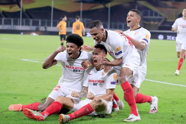 Bilder des Jahres 2020, Sport 08 August Sport Themen der Woche KW33 OCAMPOS Lucas Team Sevilla FC jubelt nach seinem Tor zum 0:1 Endstand mit KOUNDEJules und FERNANDO Finals 2020 EUROPA LEAGUE Viertelfinale Wanderers FC - Sevilla FC 0:1 in Duisburg am 11. August 2020 UEFA CL regulations prohibit any use of photographs as image sequences and or quasi-video *** OCAMPOS Lucas Team Sevilla FC cheers after his goal for the 0 1 final with KOUNDEJules and FERNANDO Finals 2020 EUROPA LEAGUE quarterfinal Wanderers FC Sevilla FC 0 1 in Duisburg on 11 August 2020 UEFA CL regulations prohibit any use of photographs as image sequences and or quasi video