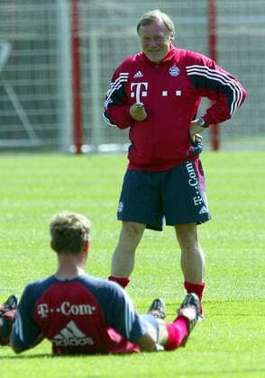 Training at FC Bayern Muenchen 20 07 2004, club grounds of FC Bayern Muenchen Training at FC Bayern Muenchen Amateur coach Hermann Gerland laughs with player , TE200704FCB03 jpg, Muenchen Bayern Germany , Copyright: xThomasxExlerx