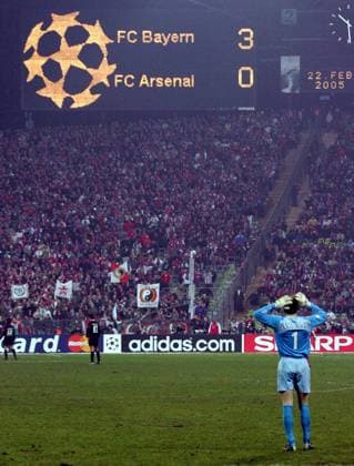 FC Bayern Muenchen Arsenal London 22 02 2005, Olympiastadion Muenchen, UEFA Champions League FC Bayern Muenchen Arsenal London Gunners goalkeeper Jens Lehmann with the scoreboard in view , TE220205FCB34 jpg, Muenchen Bayern Germany , Copyright: xThomasxExlerx