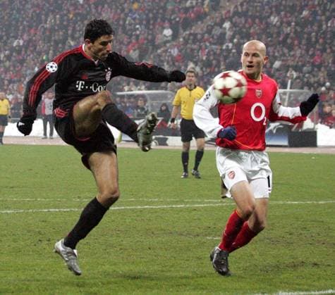 FC Bayern Muenchen Arsenal London 22 02 2005, Olympiastadion Muenchen, UEFA Champions League FC Bayern Muenchen Arsenal London Roy Makaay narrowly fails to score, TE220205FCB49 jpg, Muenchen Bayern Germany , Copyright: xThomasxExlerx
