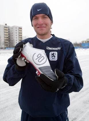 Nationalstuermer Benjamin Lauth mit neuem Schuhwerk. 02.03.2004, Vereinsgelaende des TSV 1860 Muenchen. Training beim TSV 1860 Muenchen.: Nationalstuermer Benjamin Lauth praesentiert neuen Nike AirZoom 90 Fussballschuh. , TE020304TSV07.jpg, Muenchen Bayern Germany *** National forward Benjamin Lauth with new shoes 02 03 2004, club grounds of TSV 1860 Munich Training at TSV 1860 Munich National forward Benjamin Lauth presents new Nike AirZoom 90 football shoe, TE020304TSV07 jpg, Munich Bayern Germany , Copyright: xThomasxExlerx