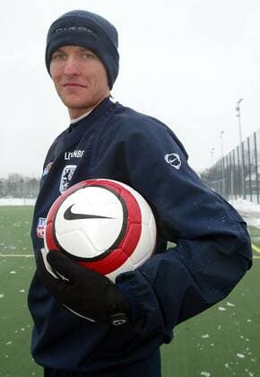 Die Loewen- Profi Benjamin Lauth praesentiert den neuen NIKE TOTAL 90 AEROW Fussball. 11.02.2004, Vereinsgelaende des TSV 1860 Muenchen. Die Loewen- Profi Benjamin Lauth praesentiert den neuen NIKE TOTAL 90 AEROW Fussball. , TE110204Nike31.jpg, Muenchen Bayern Germany *** The Loewen professional Benjamin Lauth presents the new NIKE TOTAL 90 AEROW football 11 02 2004, club grounds of TSV 1860 Munich The Loewen professional Benjamin Lauth presents the new NIKE TOTAL 90 AEROW football, TE110204Nike31 jpg, Munich Bayern Germany , Copyright: xThomasxExlerx