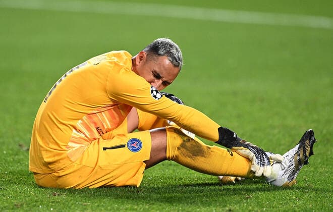 LISBON, PORTUGAL - AUGUST 12: Keylor Navas of Paris Saint-Germain goes down in pain during the UEFA Champions League Quarter Final match between Atalanta and Paris Saint-Germain at Estadio do Lisboa e Benfica on August 12, 2020 in Lisbon, Portugal. FOOTBALL : Atalanta vs Paris Saint-Germain - 1 4 - Phase finale - UEFA Ligue des Champions - Final 8 - Lisbonne - 12 08 2020 Panoramic UEFAPOOL 775543069