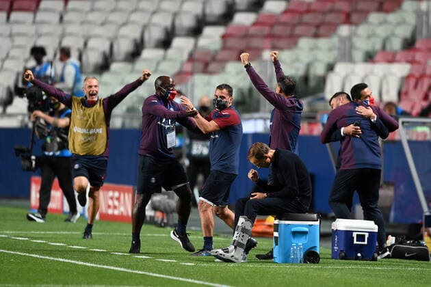 LISBON, PORTUGAL - AUGUST 12: Thomas Tuchel, Manager of Paris Saint-Germain celebrates victory with his backroom staff after the UEFA Champions League Quarter Final match between Atalanta and Paris Saint-Germain at Estadio do Lisboa e Benfica on August 12, 2020 in Lisbon, Portugal. FOOTBALL : Atalanta vs Paris Saint-Germain - 1 4 - Phase finale - UEFA Ligue des Champions - Final 8 - Lisbonne - 12 08 2020 Panoramic UEFAPOOL 775543069
