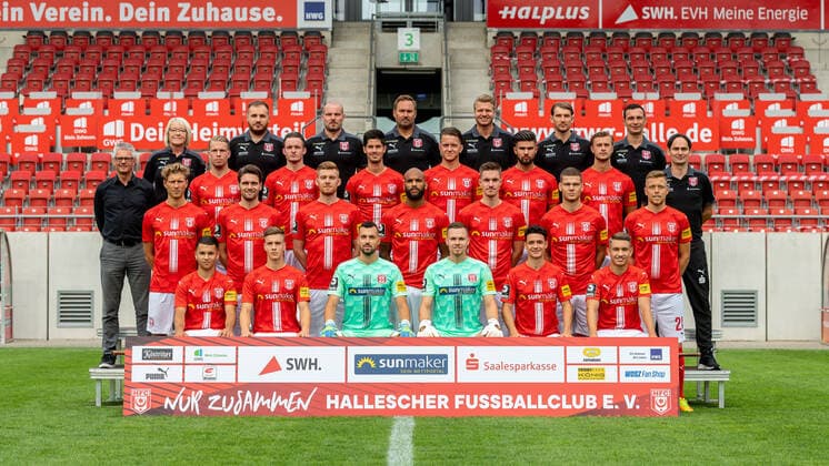 HFC Hallescher Fussballclub e V 3 Liga, Portrait date 2020 2021, team photo, hi row from left Dagmar Schultze technical assistant , Walter Moissejenko physiotherapist , Steve Rohr physiotherapist , Mario Nickeleit team leader , Mario Unger goalkeeper coach , Ken Kaiser athletics coach , Daniel Ziebig Co coach zw Reihe v oben v li Ralf Heskamp sports director , Janek Sternberg 22 , Niklas Kastenhofer 3 , Dennis Mast 16 , Jannes Vollert 5 , Antonios Papadopoulos 8 , Nick Galle 27 , Florian Schnorrenberg head coach in the row from above from left Tobias Schilk 2 , Jonas Nietfeld 33 , Mathias Fetsch 10 , Terrence Boyd 13 , Sören Reddemann 25 , Anthony Syhre 4 Fabian Menig 21 in front from left Jan Shcherbakovski 15 , Laurenz Dehl 19 , Kai Eisele 1 , Tom Müller 32 , Niklas Landgraf 31 , Julian Guttau 24 Halle Saale Sachsen Anhalt Germany