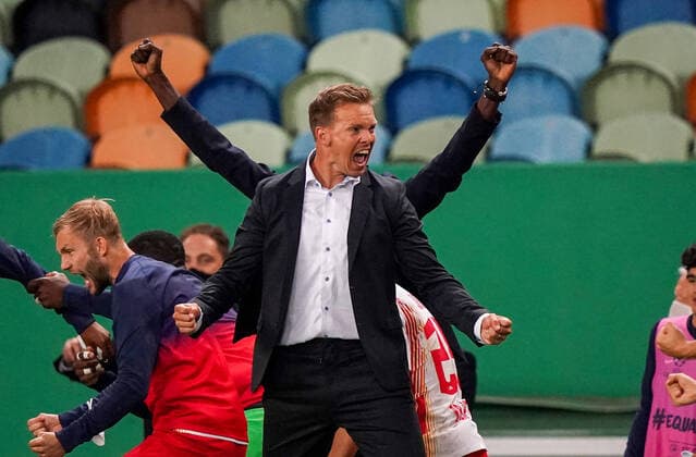 RB LEIPZIG ATLETICO MADRID, Football UEFA Champions League Lisbon, Portugal, 13th August 2020, Final celebrations Coach Julian Nagelsmann RBL with team in the quarterfinal UEFA Champions League match final tournament RB LEIPZIG ATLETICO MADRID in Season 2019 2020 Photographer Peter Schatz Pool UEFA REGULATIONS PROHIBIT ANY USE OF PHOTOGRAPHS as IMAGE SEQUENCES and or QUASI VIDEO National and international News Agencies OUT Editorial Use ONLY Lisbon Portugal Poolfoto Peter Schatz Pool ,EDITORIAL USE ONLY