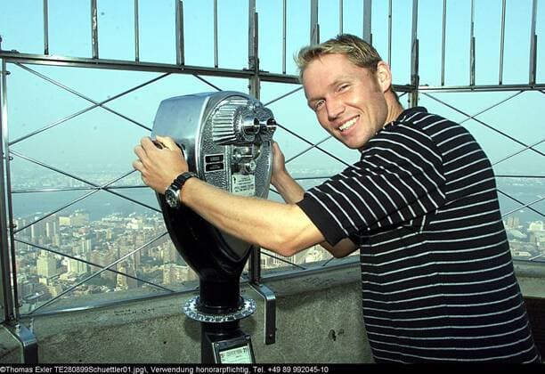 Tennisprofi Rainer Schüttler in New York. Empire State Building Manhattan, New York 28.08.1999. Rainer Schüttler am Aussichtsfernrohr auf dem Empire State Building. , TE280899Schuettler01.jpg, New York New York USA *** Tennis professional Rainer Schüttler in New York Empire State Building Manhattan, New York 28 08 1999 Rainer Schüttler at the telescope on the Empire State Building, TE280899Schuettler01 jpg, New York New York USA , Copyright: xThomasxExlerx