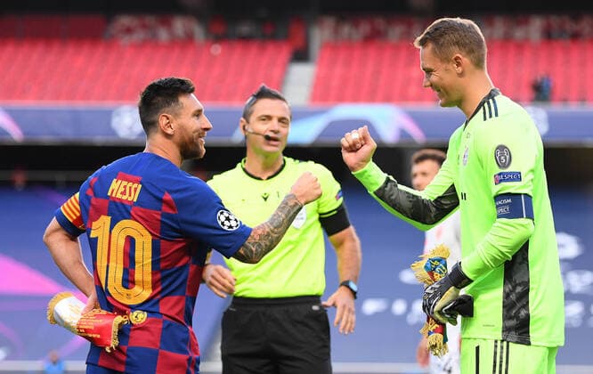 FOOTBALL FC Barcelone vs. Bayern Munich 1 4 Phase final UEFA Champions League Final 8 Lisbonne 14 08 2020 LISBON, PORTUGAL AUGUST 14 Lionel Messi of FC Barcelona fist bumps Manuel Neuer of FC Bayern Munich prior to the UEFA Champions League Quarter Final match between Barcelona and Bayern Munich at Estadio do Sport Lisboa e Benfica on August 14, 2020 in Lisbon, Portugal Lisbonne Portugal Poolfoto Panoramic POOL UEFA ,EDITORIAL USE ONLY