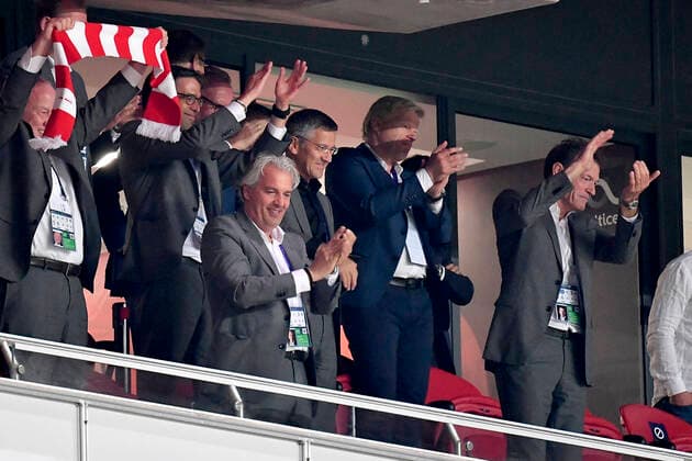 Football Champions League Quarter Final FC Barcelona FC Bayern Muenchen Applause from the stands for Herbert HAINER President, M and Oliver Oli KAHN Member of the Board, M Football Champions League, Quarter Final, FC Barcelona Barca FC Bayern Muenchen M , on 14 08 2020 in Lisbon Portugal Photo Frank Hoermann SVEN SIMON Pool via Peter Schatz NO use of any use photographs as image sequences and or quasi video Editorial Use ONLY National and International News Agencies OUT Lisbon Estadio da Luz Portugal Poolfoto Frank Hoermann SVEN SIMON Pool via Peter Schatz ,EDITORIAL USE ONLY