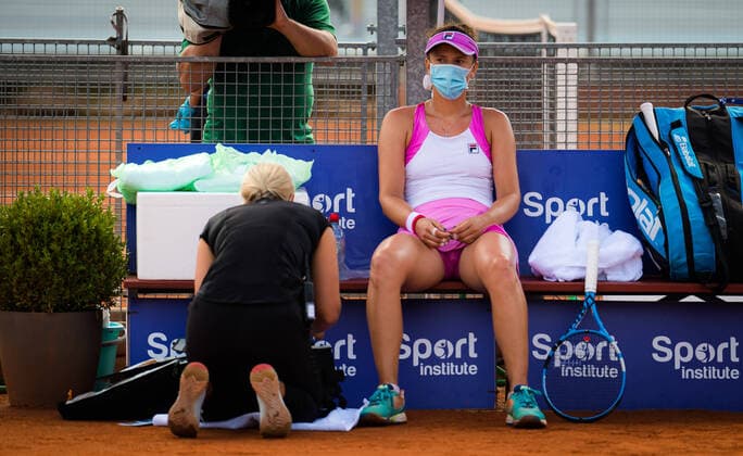 August 15, 2020, Prague, CZECH REPUBLIC: Irina-Camelia Begu of Romania takes a medical time during her semi-final match at the 2020 Prague Open WTA, Tennis Damen International tennis tournament against Simona Halep of Romania Prague CZECH REPUBLIC - ZUMAa181 20200815_zaa_a181_121 Copyright: xRobxPrangex