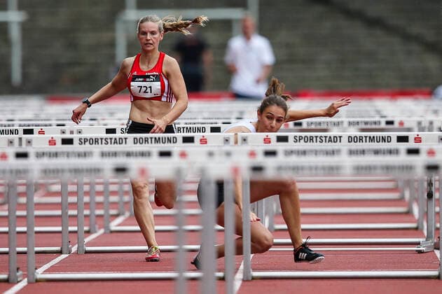 Bilder des Jahres 2020, Sport 08 August Sport Themen der Woche KW33 Sport Bilder des Tages PUMA Jump n Run; Dortmund, 15.08.2020 Lea Dreilich (ART Duesseldorf) geraet ins Straucheln, Ann-Katrin Stiepelmann (TG Heeren-Werve) wird blockiert; PUMA Jump n Run am 15.08.2020 im Stadion Rote Erde, Dortmund (Nordrhein-Westfalen). *** PUMA Jump n Run Dortmund, 15 08 2020 Lea Dreilich ART Duesseldorf stumbles, Ann Katrin Stiepelmann TG Heeren Werve is blocked PUMA Jump n Run on 15 08 2020 at the Rote Erde Stadium, Dortmund North Rhine-Westphalia Copyright: xBEAUTIFULxSPORTS AxelxKohringx