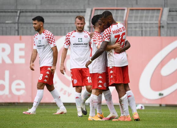 15 08 2020, xjhx, Soccer test match, FSV Mainz 05 Wuerzburger Kickers emspor, from l FREE TRAINER Paul Nebel FSV Mainz 05 , Leandro Barreiro Martins FSV Mainz 05 , Suliman Marlon Mustapha FSV Mainz 05 celebrate the goal, The goal celebration for Mainz