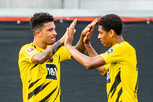 Fußball: Testspiele, BVB Sommer-Trainingslager 2020, Borussia Dortmund - Austria Wien am 16.08.2020 in der Cashpoint-Arena in Altach (Österreich). Dortmunds Jadon Sancho (l.) beglückwünscht Dortmunds Jude Bellingham nach dessem ersten Treffer im Dortmunder Trikot. *** Football Test Matches, BVB Summer Training Camp 2020, Borussia Dortmund Austria Vienna on 16 08 2020 in the Cashpoint Arena in Altach Austria Dortmunds Jadon Sancho l congratulates Dortmunds Jude Bellingham after his first goal in the Dortmund jersey Copyright: xInderlied Kirchner-Mediax
