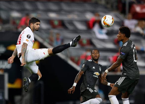 Bilder des Jahres 2020, Sport 08 August Sport Themen der Woche KW33 FC SEVILLA - Manchester United, ManU , Football UEFA EUROPA League Köln, Koeln, Cologne, Germany, 16th August 2020. Ever Banega (Sevilla), Marcus Rashford (ManU) in the semifinal UEFA Europa League match final tournament FC SEVILLA - MANCHESTER UNITED in Season 2019 2020, ManU Photographer: Moritz Mueller Pool - UEFA REGULATIONS PROHIBIT ANY USE OF PHOTOGRAPHS as IMAGE SEQUENCES and or QUASI-VIDEO - National and international News-Agencies OUT Editorial Use ONLY Cologne Rhein-Energie-Stadion NRW Germany *** FC SEVILLA MANCHESTER UNITED , Football UEFA EUROPA League Cologne, Koeln, Cologne, Germany, 16th August 2020 Ever Banega Sevilla , Marcus Rashford ManU in the semifinal UEFA Europa League match final tournament FC SEVILLA MANCHESTER UNITED in Season 2019 2020, ManU Photographer Moritz Mueller Pool UEFA REGULATIONS PROHIBIT ANY USE OF PHOTOGRAPHS as IMAGE SEQUENCES and or QUASI VIDEO National and international News Agencies OUT Editorial Use ONLY Cologne Rhein Energie Stadion NRW Germany Poolfoto Moritz Mueller Pool ,EDITORIAL USE ONLY