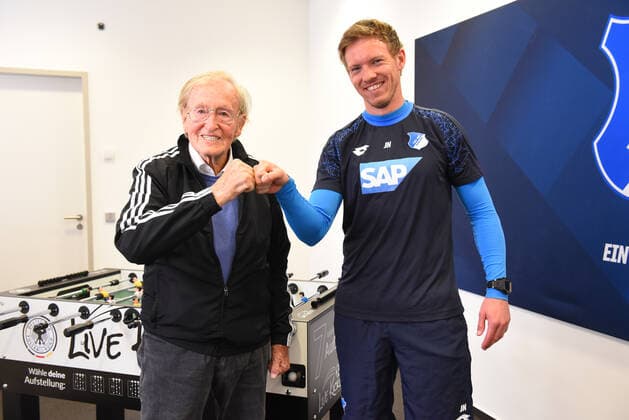 Der jüngste Trainer trifft den ältesten Trainer der Bundesliga. 11.04.2017 Zuzenhausen x1x Trainingsgelände TSG 1899 Hoffenheim, 1. Fussball Bundesliga. Der jüngste Trainer trifft den ältesten Trainer der Bundesliga. Im Bild (r-l): Julian Nagelsmann (Hoffenheim) und Rudi Gutenberg (90) Zuzenhausen Zuzenhausen Baden-Würtemberg Germany *** The youngest coach meets the oldest coach of the Bundesliga 11 04 2017 Zuzenhausen x1x Training ground TSG 1899 Hoffenheim, 1 Football Bundesliga The youngest coach meets the oldest coach of the Bundesliga In picture r l Julian Nagelsmann Hoffenheim and Rudi Gutenberg 90 Zuzenhausen Zuzenhausen Baden Würtemberg Germany