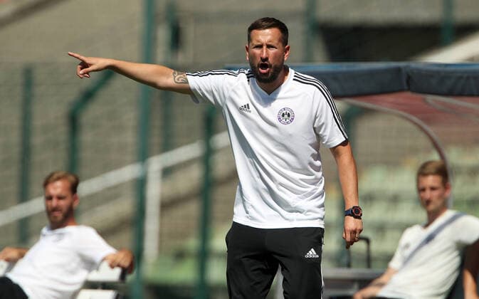 Coach Markus Zschiesche showing gesticulating ghost game Corona Sport Football Football Regionalliga Nordost Herren Saison 2020 2021 16 08 2020 VSG Altglienicke vs Tennis Borussia Berlin TeBe DFL regulations prohibit any use of photographs as image sequences and or quasi video