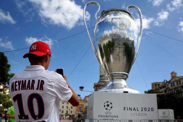 August 17, 2020, Lisbon, Portugal: A fan wearing a Paris Saint-Germain s Brazilian forward Neymar shirt takes a picture of a giant replica of the UEFA Champions League trophy displayed at Rossio square in downtown Lisbon, Portugal on August 17, 2020, during the UEFA Champions League Finals. Lisbon Portugal - ZUMAf123 20200817_zap_f123_006 Copyright: xPedroxFiuzax