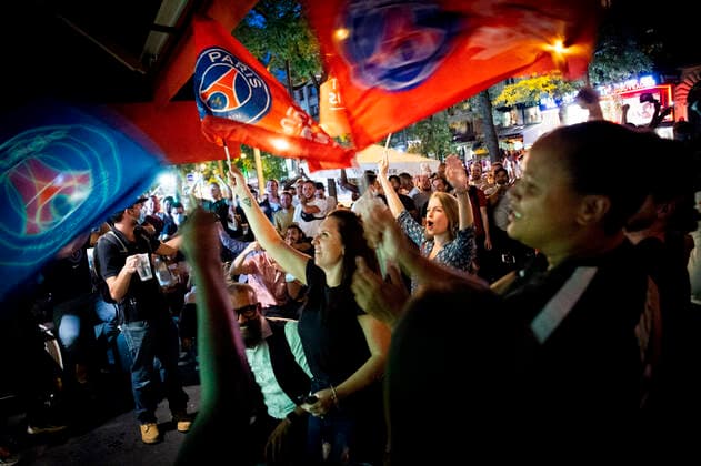 Ambiance avec les supporters du PSG dans les rues de Paris - joie et fumigenes NEWS : Ambiance a Paris lors du Match PSG vs Leipzig - 18 08 2020 JBAutissier Panoramic 