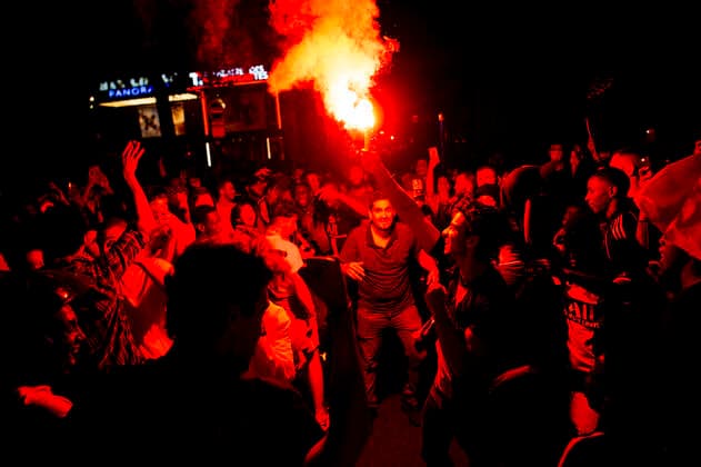 Ambiance avec les supporters du PSG dans les rues de Paris - joie et fumigenes NEWS : Ambiance a Paris lors du Match PSG vs Leipzig - 18 08 2020 JBAutissier Panoramic 