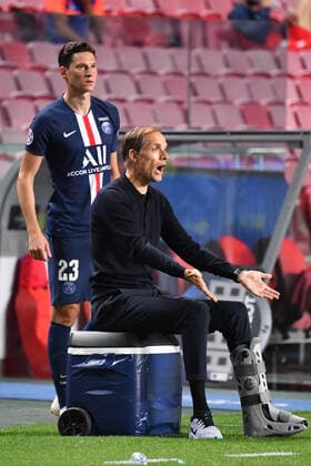 Football Champions League semi-final RB LEIPZIG PARIS SAINT GERMAIN PSG 0 3 Thomas TUCHEL coach PSG sits with bandaged leg on a cooler, gestures, gives instructions, hi Julian DRAXLER PSG before substitution Football Champions League, semi-final, RB LEIPZIG L PARIS SAINT GERMAIN PSG 0 3 on 18 08 2020 in Lisbon Portugal,Estadio da Luz PHOTO Frank Hoermann SVEN SIMON Pool NO use of any use photographs as image sequences and or quasi video Editorial Use ONLY National and International News Agencies OUT Lisbon Estadio da Luz Portugal Poolfoto SVEN SIMON Pool ,EDITORIAL USE ONLY
