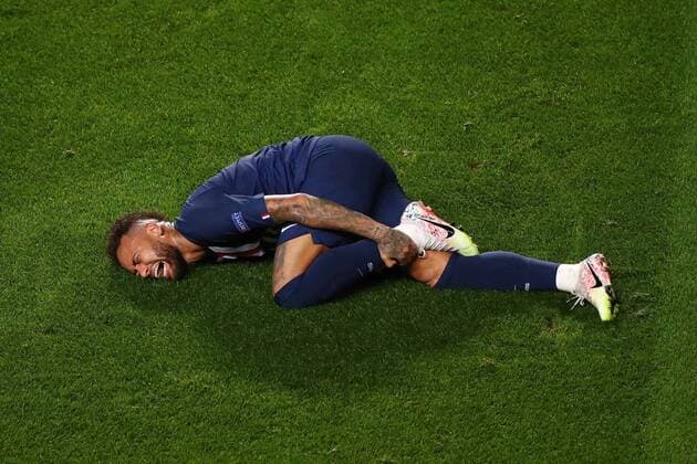 FOOTBALL RB Leipzig vs Paris Saint Germain 1 2 Phase final UEFA Champions League Final 8 Lisbonne 18 08 2020 LISBON, PORTUGAL AUGUST 18 Neymar of Paris Saint Germain goes down holding his ankle during the UEFA Champions League Semi Final match between RB Leipzig and Paris Saint Germain F C at Estadio do Sport Lisboa e Benfica on August 18, 2020 in Lisbon, Portugal Photo by Julian Finney UEFA UEFA via Getty Images Lisbonne Portugal Poolfoto Panoramic POOL UEFA ,EDITORIAL USE ONLY