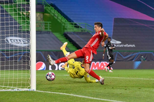 Soccer Champions League Semifinal Olympique Lyon Bayern Muenchen Robert LEWANDOWSKI r M against Goalkeeper Anthony LOPES Lyon , Soccer Champions League Semifinal Olympique Lyon FC Bayern Muenchen , on 19 08 2020 at Estadio Jose Alvalade in Lisbon Portugal PHOTO Frank Hoermann SVEN SIMON Pool NO use of any use photographs as image sequences and or quasi video Editorial Use ONLY National and International News Agencies OUT Lisbon Estadio JosÃ Alvalade Portugal Poolfoto SVEN SIMON Frank Hoermann Pool ,EDITORIAL USE ONLY