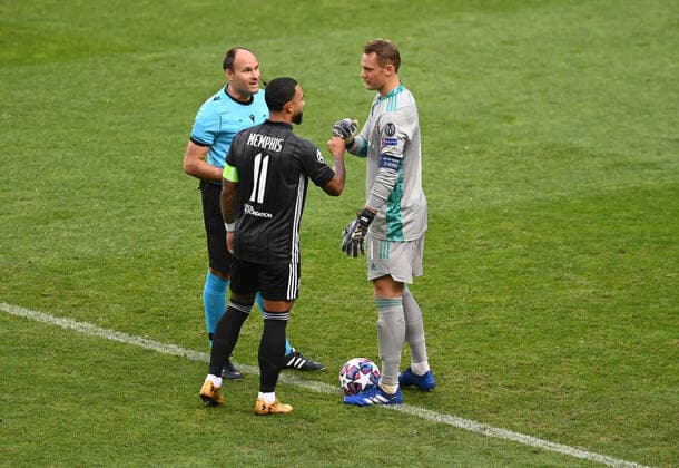 FOOTBALL Bayern Munich vs Olympique Lyonnais 1 2 Phase final UEFA Champions League Final 8 Lisbonne 19 08 2020 LISBON, PORTUGAL AUGUST 19 Memphis Depay of Olympique Lyonnais and Manuel Neuer of Bayern Munich shake hands prior to the UEFA Champions League Semi Final match between Olympique Lyonnais and Bayern Munich at Estadio Jose Alvalade on August 19, 2020 in Lisbon, Portugal Lisbonne Portugal Poolfoto Panoramic POOL UEFA ,EDITORIAL USE ONLY