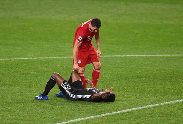 FOOTBALL Bayern Munich vs Olympique Lyonnais 1 2 Phase final UEFA Champions League Final 8 Lisbonne 19 08 2020 LISBON, PORTUGAL AUGUST 19 Robert Lewandowski of Bayern Munich checks on Thiago Mendes of Olympique Lyonnais following the UEFA Champions League Semi Final match between Olympique Lyonnais and Bayern Munich at Estadio Jose Alvalade on August 19, 2020 in Lisbon, Portugal Lisbonne Portugal Poolfoto Panoramic POOL UEFA ,EDITORIAL USE ONLY