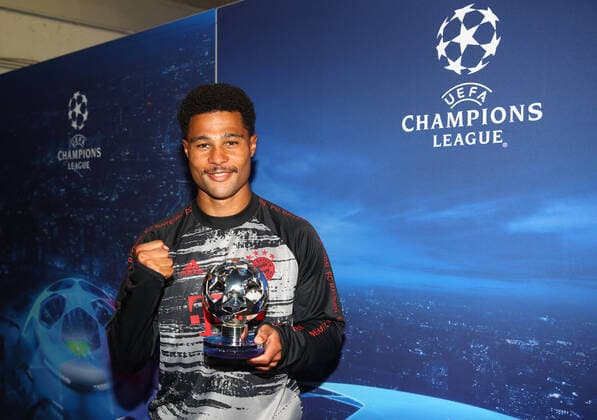 FOOTBALL Bayern Munich vs Olympique Lyonnais 1 2 Phase final UEFA Champions League Final 8 Lisbonne 19 08 2020 LISBON, PORTUGAL AUGUST 19 Serge Gnabry of Bayern Munich pose for a photo with the UEFA Champions League Man of the Match award following his sides victory in the UEFA Champions League Semi Final match between Olympique Lyonnais and Bayern Munich at Estadio Jose Alvalade on August 19, 2020 in Lisbon, Portugal Lisbonne Portugal Poolfoto Panoramic POOL UEFA ,EDITORIAL USE ONLY