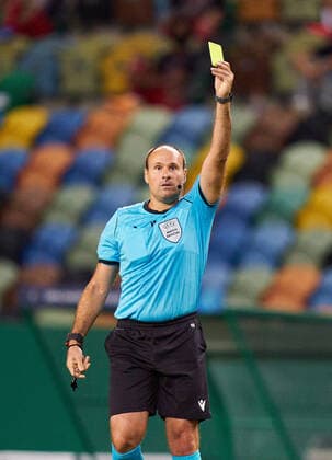 Football UEFA Champions League FC BAYERN MUENCHEN OLYMPIQUE LYON 3 0 Lisbon, Lisbon, Portugal, 19th August 2020 Referee Antonio LAHOZ ESP , with whistle, gestures, shows, watch, individual action, shows the Yellow Card in the semifinal match UEFA Champions League, final tournament FC BAYERN MUENCHEN OLYMPIQUE LYON 3 0 in season 2019 2020, FCB, photographer Peter Schatz Pool UEFA REGULATIONS PROHIBIT ANY USE OF PHOTOGRAPHS as IMAGE SEQUENCES and or QUASI VIDEO National and international News Agencies OUT Editorial Use ONLY Lisbon Estadio Jose Alvalade XXI Portugal Poolfoto Peter Schatz Pool ,EDITORIAL USE ONLY