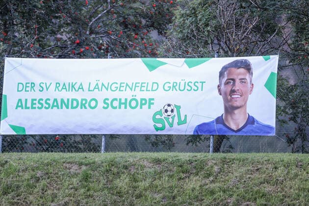21 08 2020, Football, Season 2020 2021, Training camp FC Schalke 04 in Längenfeld Austria, Fans from Austria greet Alessandro Schöpf FC Schalke 04 Längenfeld Austria xRHR FOTO TRx