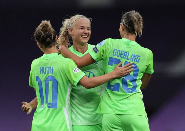 FOOTBALL Glasgow City vs Vfl Wolfsburg Phase final 1 4 UEFA Women Ligue of Champions Final 8 San Sebastian 21 08 2020 Pernille Harder of VfL Wolfsburg celebrates after scoring her team s fourth goal with team mates Svenja Huth and Lena Goessling during the UEFA Women s Champions League Quarter Final between Glasgow City Women and Wolfsburg Women at Estadio Anoeta on August 21, 2020 in San Sebastian, Spain San Sebastian Espagne Poolfoto Panoramic POOL UEFA ,EDITORIAL USE ONLY