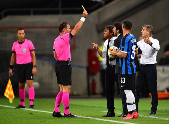 FOOTBALL Seville FC vs Inter Milan Ligue Europa Finale 21 08 2020 Antonio Conte, Manager of Inter Milan is shown a yellow card by Match Referee, Danny Makkelie during the UEFA Europa League Final between Seville and FC Internazionale at RheinEnergieStadion on August 21, 2020 in Cologne, Germany Cologne RheinEnergieStadion Angleterre Poolfoto Panoramic POOL UEFA ,EDITORIAL USE ONLY