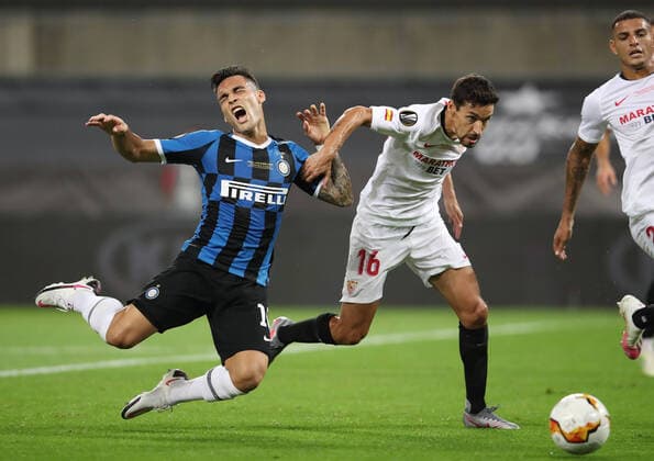 FOOTBALL Seville FC vs Inter Milan Ligue Europa Finale 21 08 2020 Lautaro Martinez of Inter Milan and Jesus Navas of Sevilla FC battle for the ball during the UEFA Europa League Final between Seville and FC Internazionale at RheinEnergieStadion on August 21, 2020 in Cologne, Germany Cologne RheinEnergieStadion Angleterre Poolfoto Panoramic POOL UEFA ,EDITORIAL USE ONLY