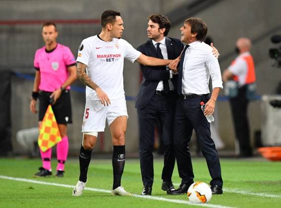 FOOTBALL Seville FC vs Inter Milan Ligue Europa Finale 21 08 2020 Lucas Ocampos of Sevilla FC confronts Antonio Conte, Manager of Inter Milan during the UEFA Europa League Final between Seville and FC Internazionale at RheinEnergieStadion on August 21, 2020 in Cologne, Germany Cologne RheinEnergieStadion Angleterre Poolfoto Panoramic POOL UEFA ,EDITORIAL USE ONLY