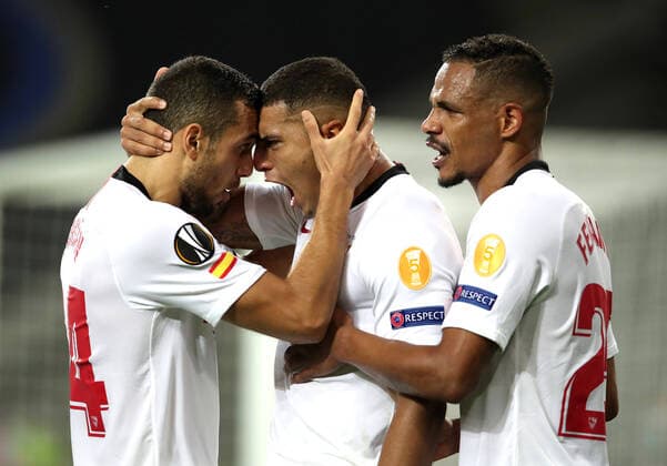 FOOTBALL Seville FC vs Inter Milan Ligue Europa Final 21 08 2020 Diego Carlos of Sevilla FC C celebrates his team s third goal with Joan Jordan L and Fernando R during the UEFA Europa League Final between Seville and FC Internazionale at RheinEnergieStadion on August 21, 2020 in Cologne, Germany Cologne RheinEnergieStadion Angleterre Poolfoto Panoramic POOL UEFA ,EDITORIAL USE ONLY