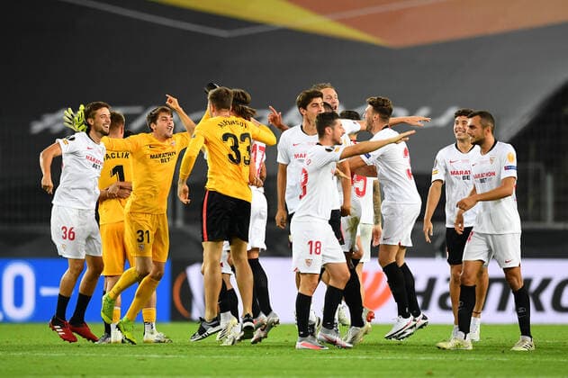 FOOTBALL Seville FC vs Inter Milan Ligue Europa Finale 21 08 2020 Players of Sevilla FC celebrate on pitch following the UEFA Europa League Final between Seville and FC Internazionale at RheinEnergieStadion on August 21, 2020 in Cologne, Germany Cologne RheinEnergieStadion Angleterre Poolfoto Panoramic POOL UEFA ,EDITORIAL USE ONLY
