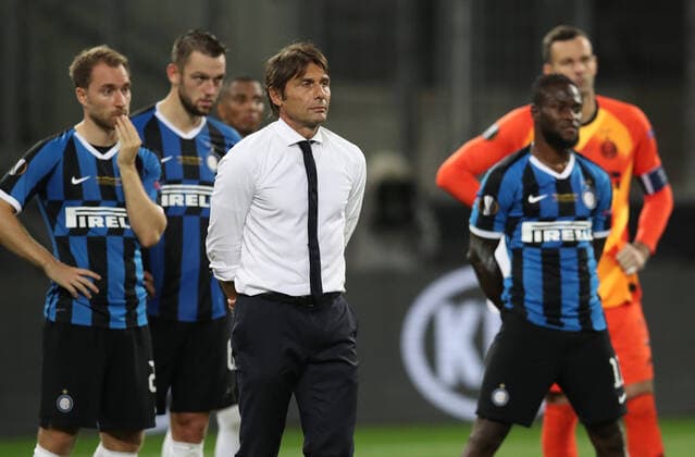 FOOTBALL Seville FC vs Inter Milan Ligue Europa Finale 21 08 2020 Antonio Conte, Manager of Inter Milan and his players look dejected on pitch following the UEFA Europa League Final between Seville and FC Internazionale at RheinEnergieStadion on August 21, 2020 in Cologne, Germany Cologne RheinEnergieStadion Angleterre Poolfoto Panoramic POOL UEFA ,EDITORIAL USE ONLY