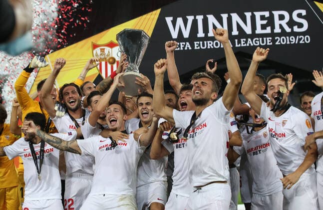 FOOTBALL Seville FC vs Inter Milan Ligue Europa Finale 21 08 2020 Players of Sevilla FC lift the UEFA Europa League Trophy following victory in the UEFA Europa League Final between Seville and FC Internazionale at RheinEnergieStadion on August 21, 2020 in Cologne, Germany Cologne RheinEnergieStadion Angleterre Poolfoto Panoramic POOL UEFA ,EDITORIAL USE ONLY