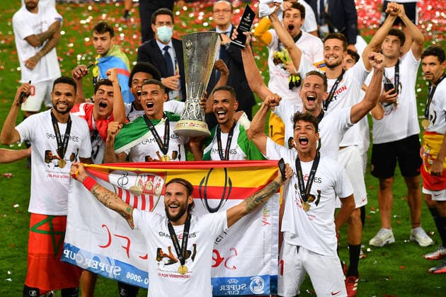 FOOTBALL Seville FC vs Inter Milan Ligue Europa Finale 21 08 2020 Players of Sevilla FC celebrate with the UEFA Europa League Trophy following victory in the UEFA Europa League Final between Seville and FC Internazionale at RheinEnergieStadion on August 21, 2020 in Cologne, Germany Cologne RheinEnergieStadion Angleterre Poolfoto Panoramic POOL UEFA ,EDITORIAL USE ONLY