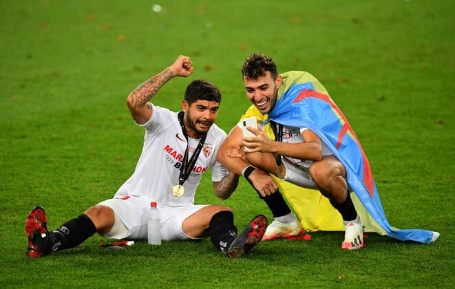 FOOTBALL Seville FC vs Inter Milan Ligue Europa Finale 21 08 2020 Ever Banega and Munir of Sevilla celebrate following their team s victory in the UEFA Europa League Final between Seville and FC Internazionale at RheinEnergieStadion on August 21, 2020 in Cologne, Germany Cologne RheinEnergieStadion Angleterre Poolfoto Panoramic POOL UEFA ,EDITORIAL USE ONLY